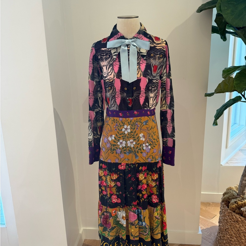 Gucci Tiger Print Dress

Length-46 inches

Bust - 18 inches 

Waist -15 inches